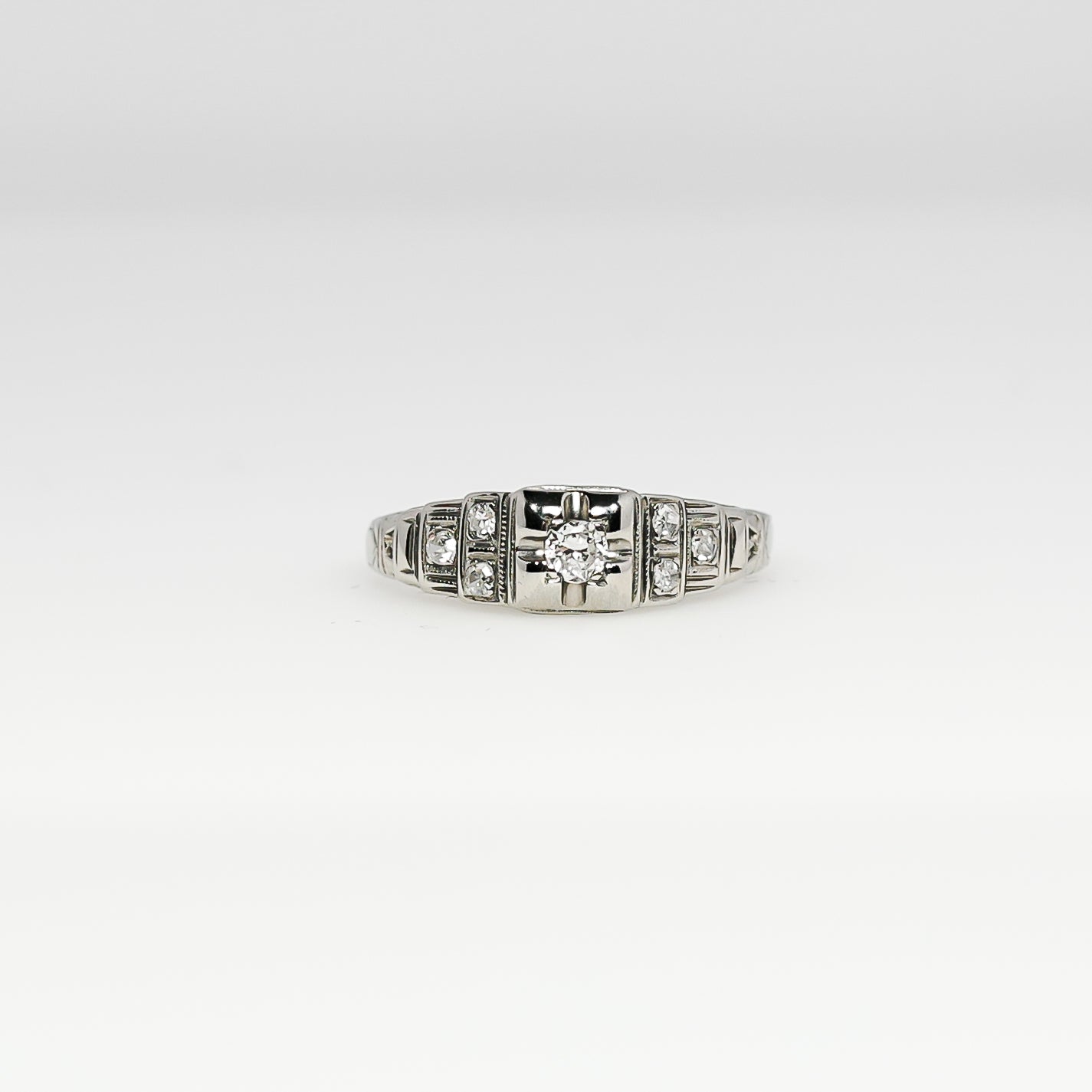 18K White Gold Vintage Ring