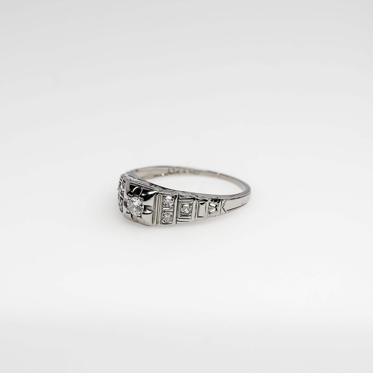 18K White Gold Vintage Ring