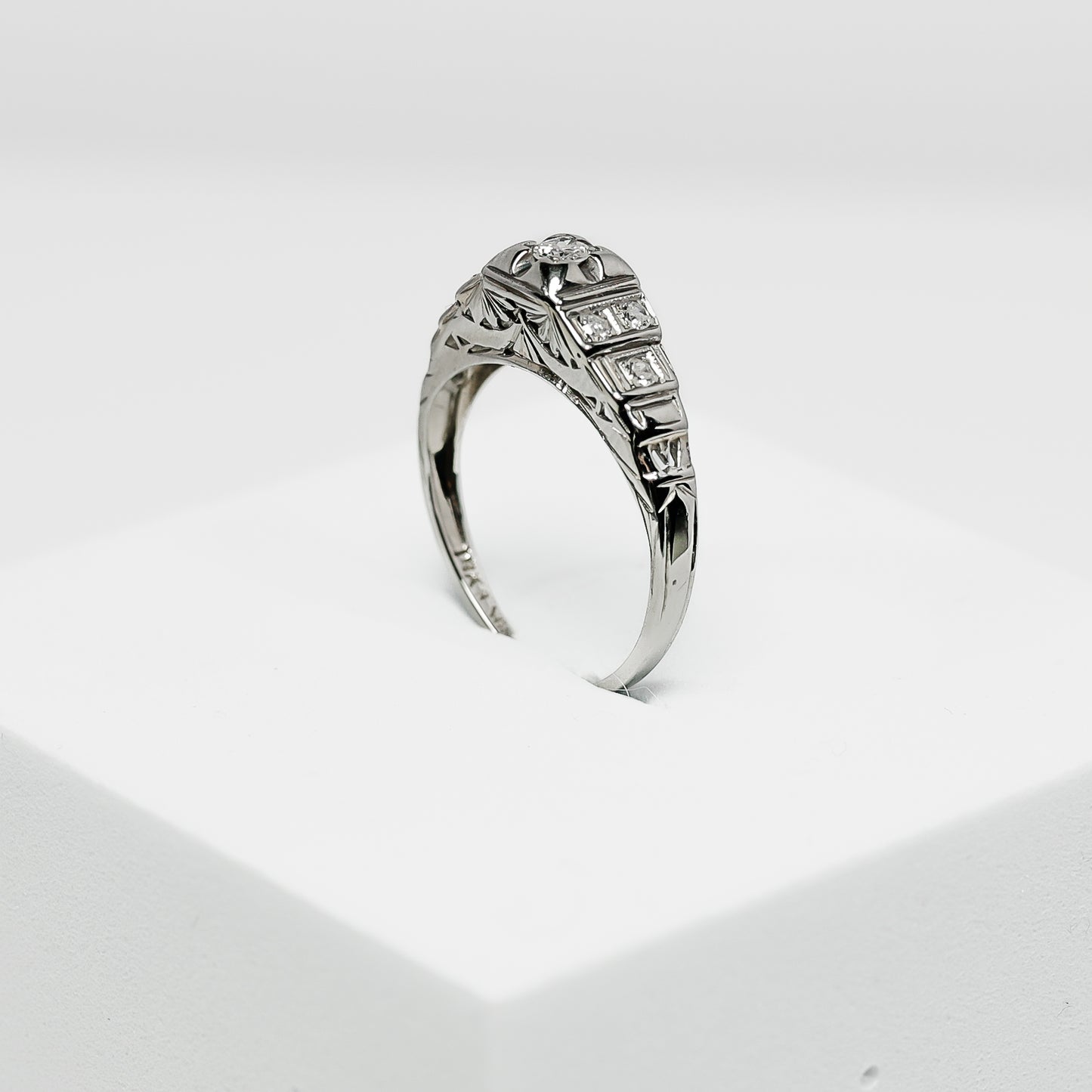 18K White Gold Vintage Ring