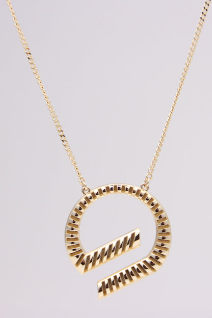 G shaped pendant with curb chain necklace