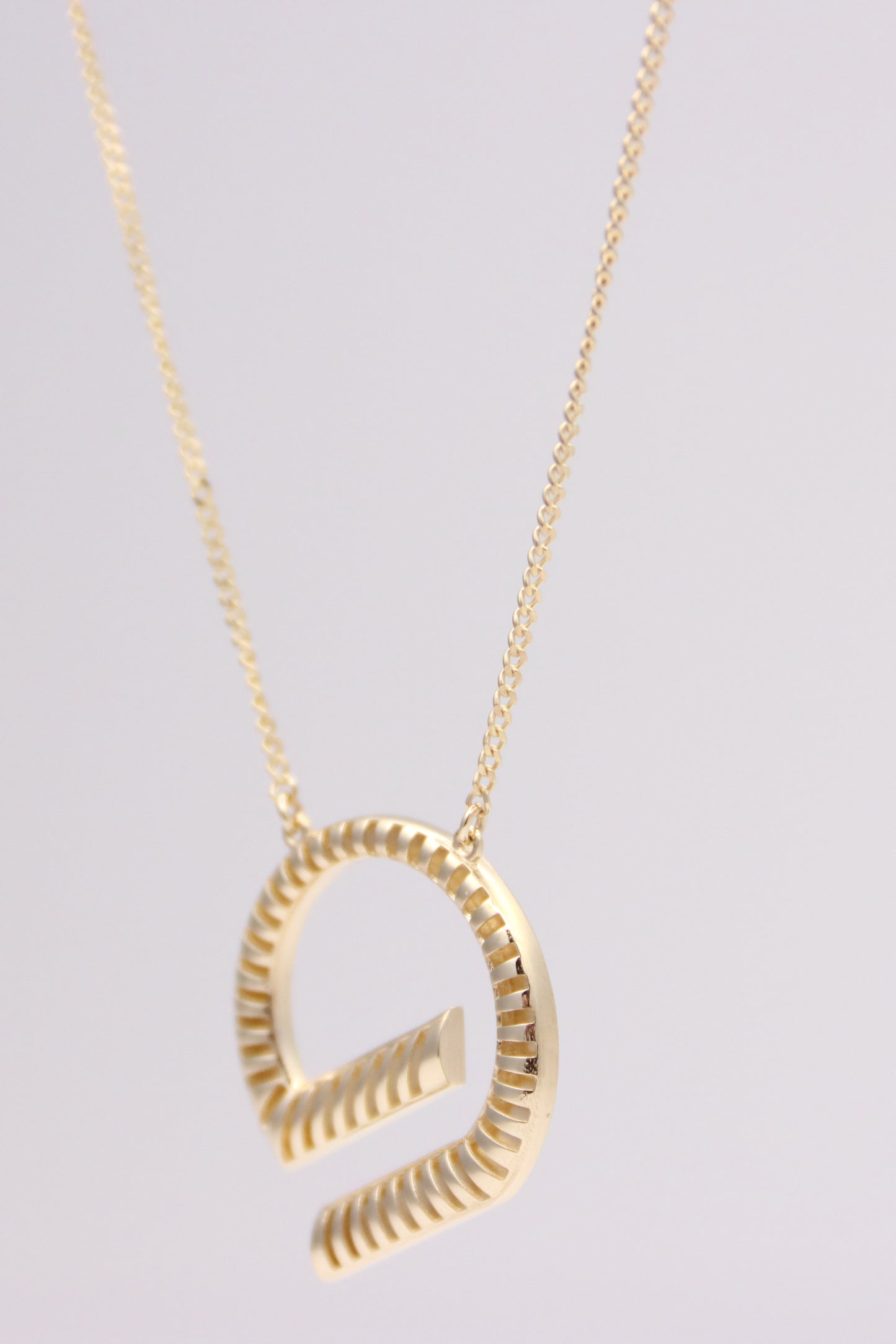 G shaped pendant with curb chain necklace