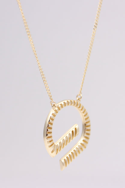 G shaped pendant with curb chain necklace