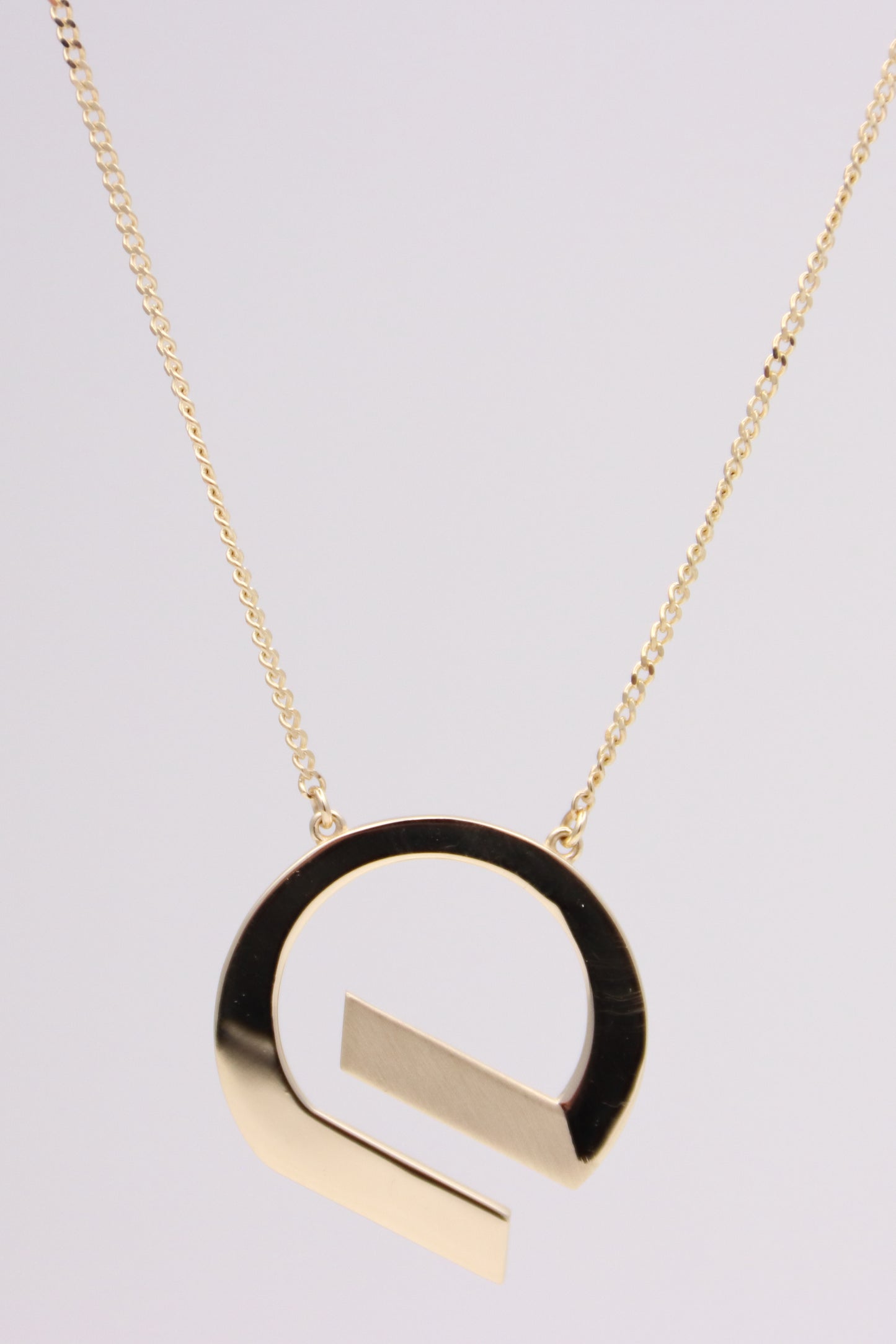 G shaped pendant with curb chain necklace