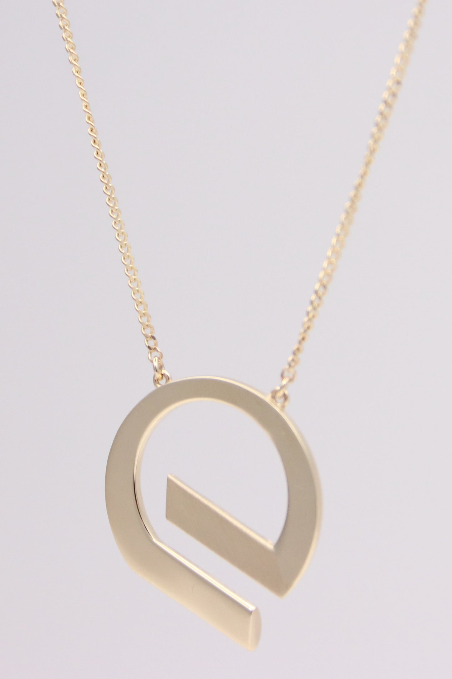 G shaped pendant with curb chain necklace