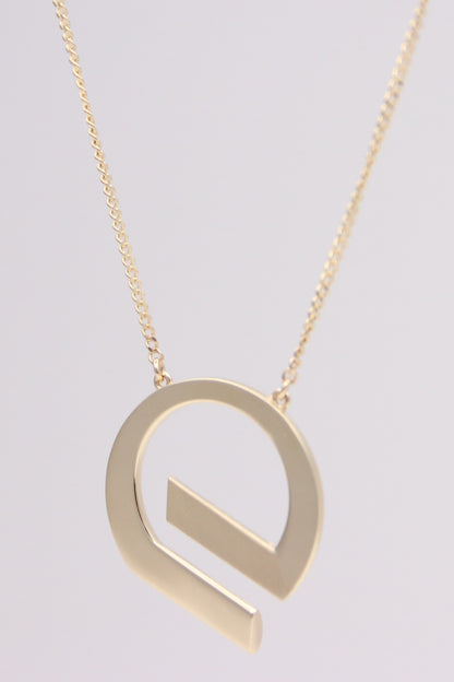 G shaped pendant with curb chain necklace