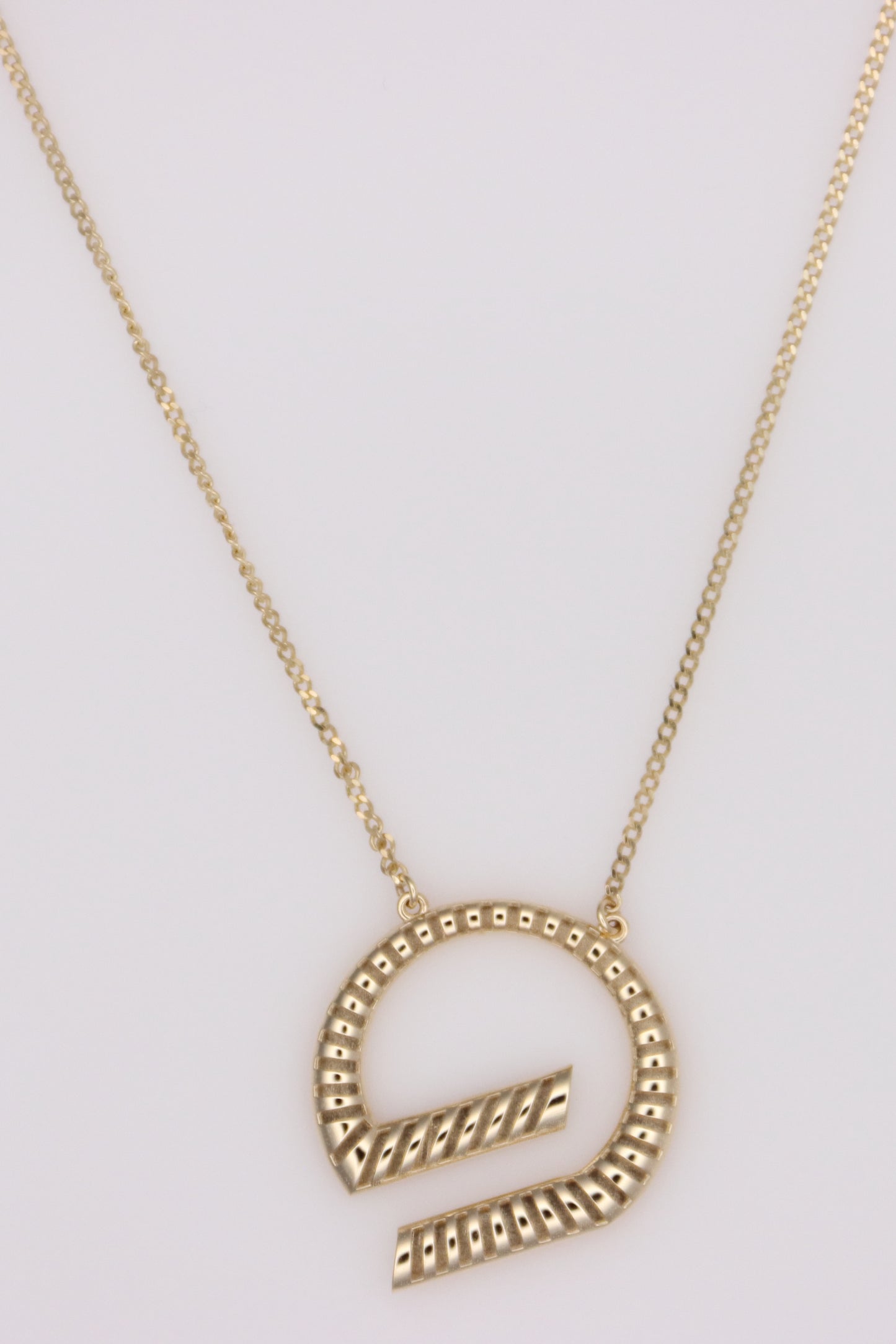 G shaped pendant with curb chain necklace