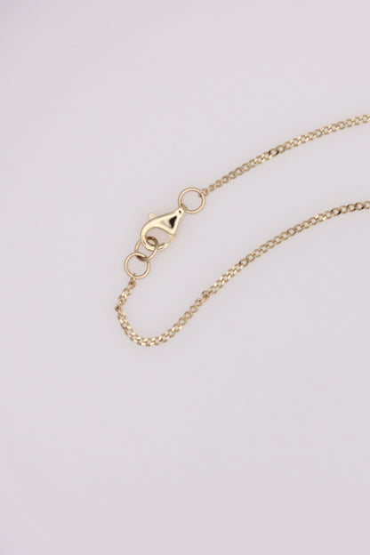 G shaped pendant with curb chain necklace