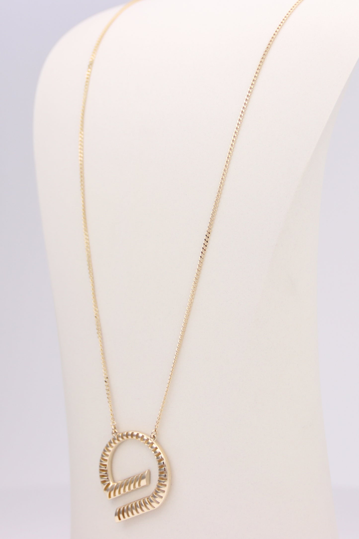 G shaped pendant with curb chain necklace