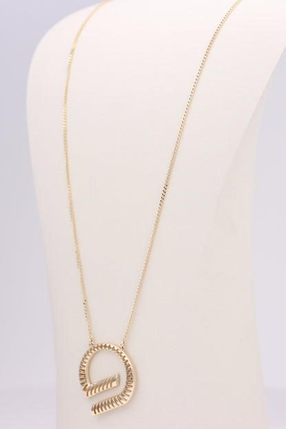 G shaped pendant with curb chain necklace