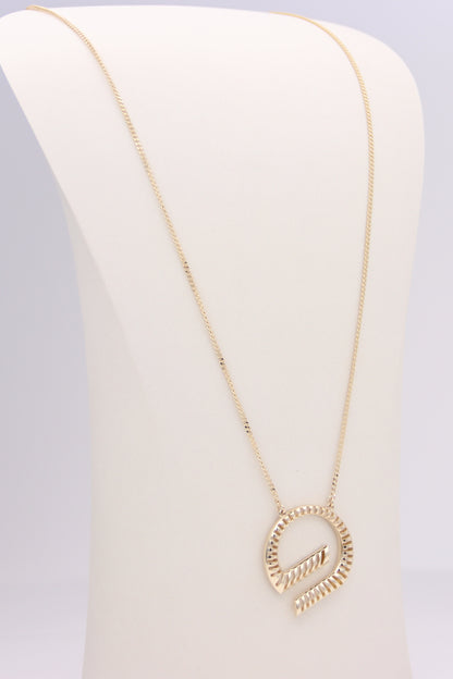 G shaped pendant with curb chain necklace