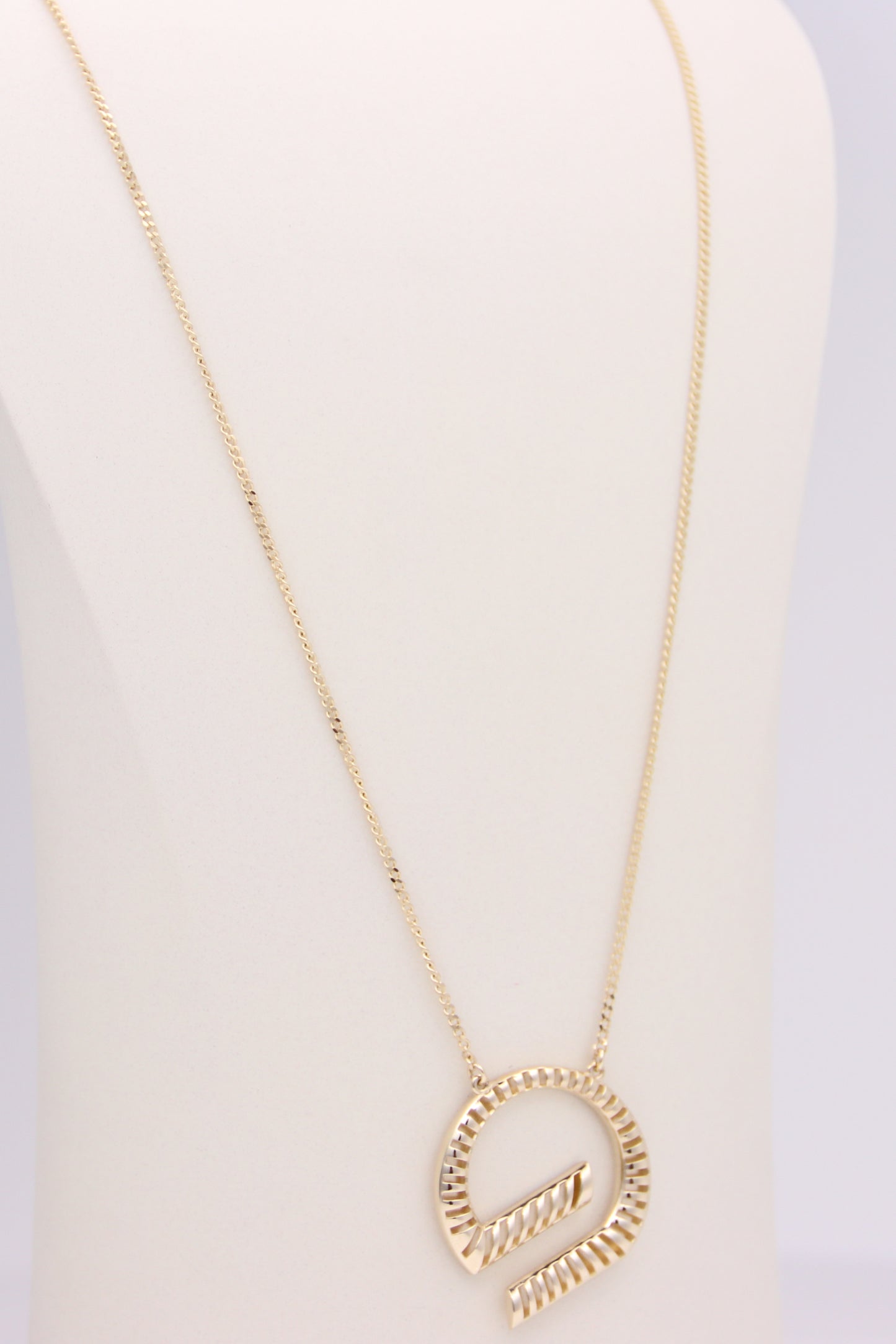 G shaped pendant with curb chain necklace