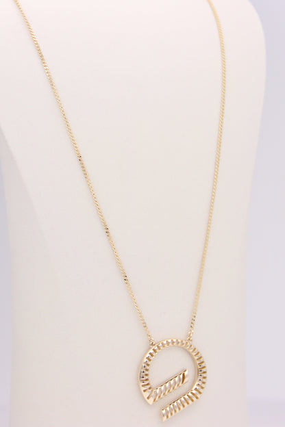 G shaped pendant with curb chain necklace