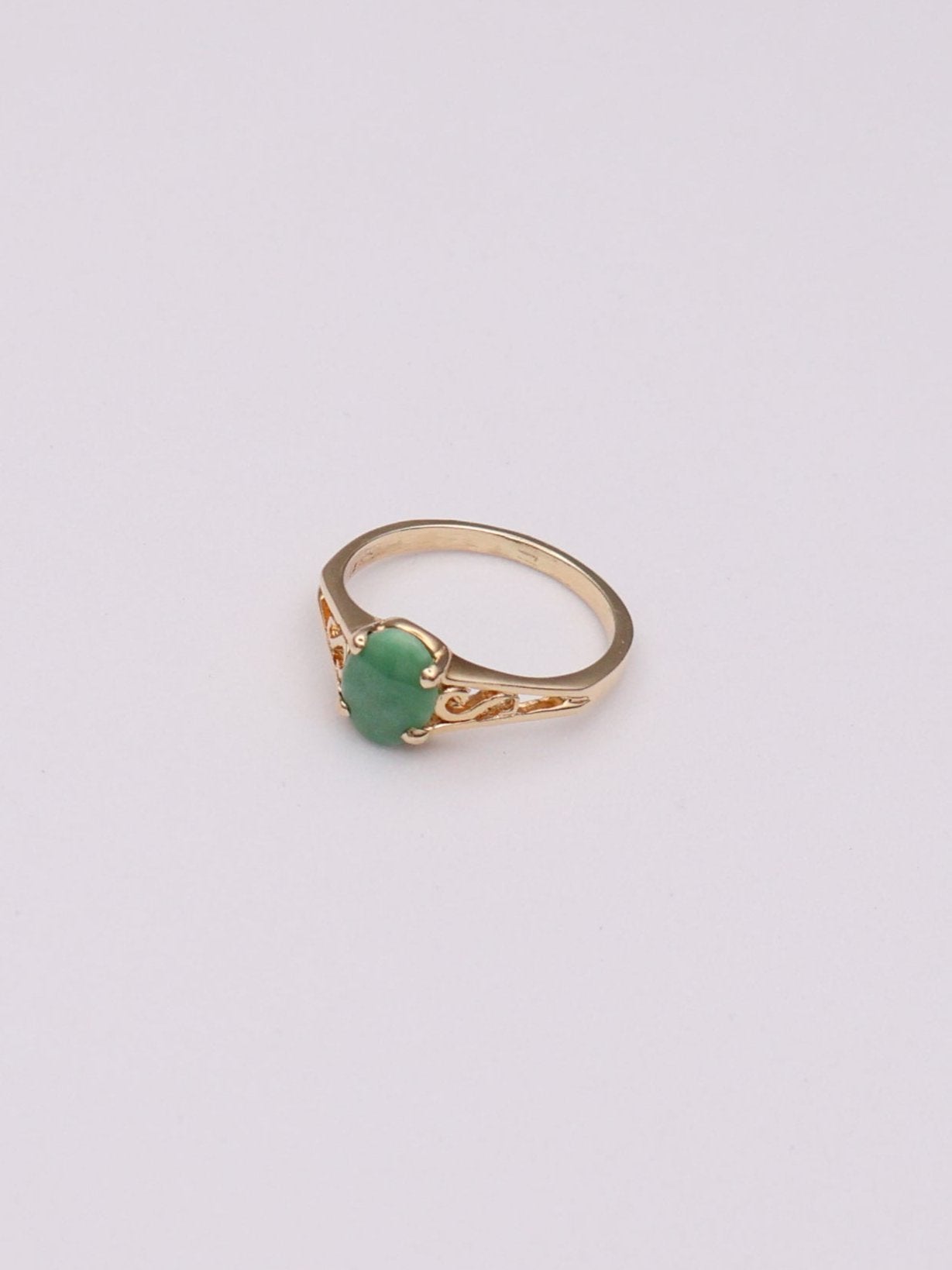 14k Oval Jade Ring