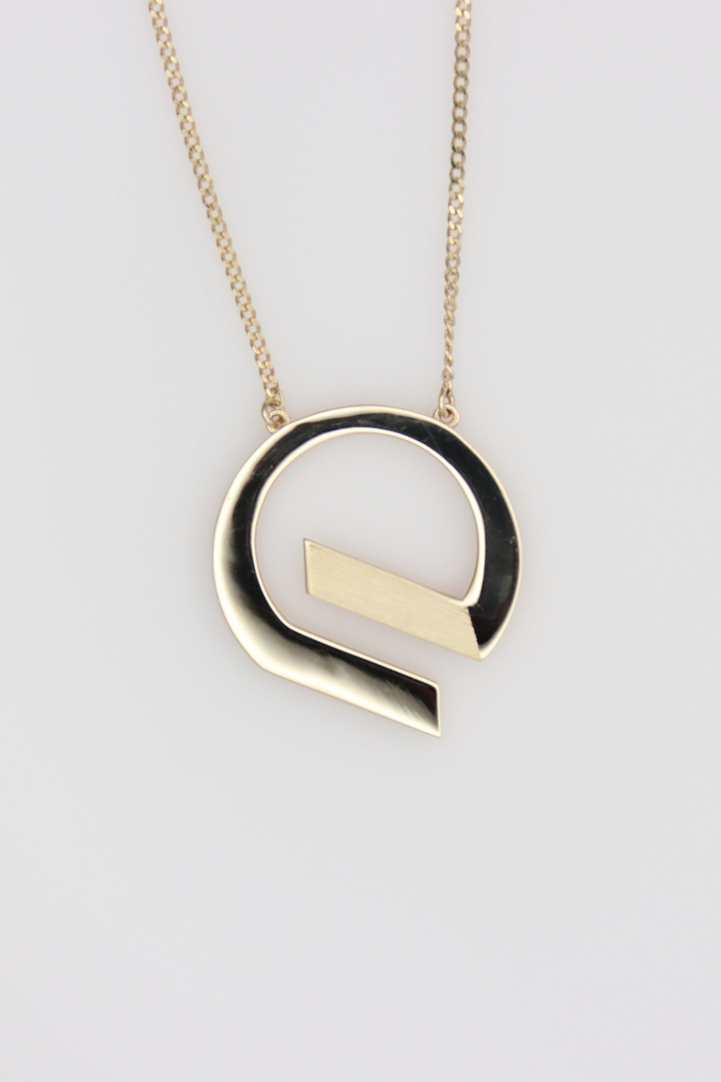 G shaped pendant with curb chain necklace