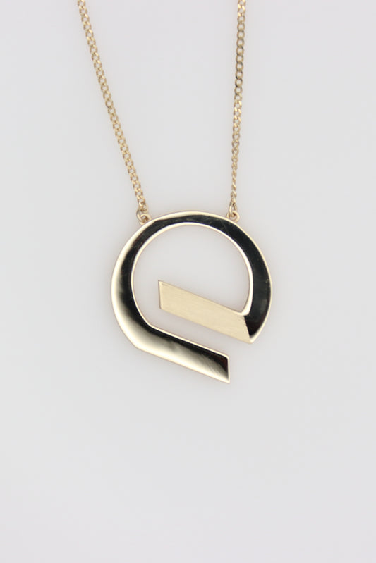 G shaped pendant with curb chain necklace